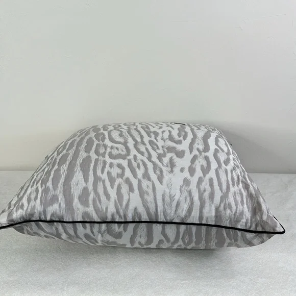 ROBERTO CAVALLI NWT NEW WITH TAG GRAY WHITE BLACK LARGE LEOPARD ACCENT PILLOW - Picture 10 of 11